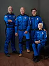 S bratom Markom (prvi s lijeva) 2021.uoči leta na rub svemira raketome Blue Origina