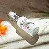 Uljni serum s ekstratkima nevena i kamilice koji hrane nježnu, grubu i suhu kožu lica te je štite od vanjskih utjecaja