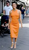 Eva Longoria u orange haljini ispod koljena