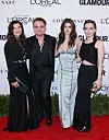 Sa suprugom Ali Hewson i kćerima Eve i Jordan na dodjeli nagrada Glamour Women of the Year u Los Angelesu 2016.