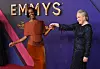 Kathy Bates i Skye P. Marshall na dodjeli Emmyja