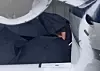 Taylor Swift je u Kaliforniju stigla privatnim avionom, dok je njezin tim koristio kišobrane kako bi je zaštitio od kamera fotografa koji su je čekali u zračnoj luci