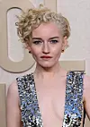Kraljicu popa glumi Julia Garner