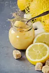 Lemon curd odličan je namaz za palačinke, sastojak za razne kolače i druge slastice.