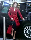 Kate je uz crveni kaput isfurala crnu suknju, salonke i torbicu, a nije zaboravila ni zaštitnu masku.