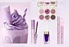 Juicy Tubes Original hidratantno sjajilo za usne u nijansi Lavender Latte 22 € LANCÔME/ Tartelette maskara s biljnim esencijama i cjelodnevnom postojanošću, nijansa Magenta 21 € TARTE/ Violet Liquid Blush tekuće rumenilo s posebnom formulom koja u reakciji s prirodnom kiselošću (pH) kože poprima nijansu usklađenu s tenom 41 € DOLCE & GABBANA/ ChromaPlus - Love Byte paleta s kombinacijom sjajnih i mat sjenila 17 € MORPHE/ Quickie Queen svjetlucavo sjenilo u stiku, nijansa Lilac Lust 28,49 € TOO FACED