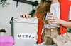 Metal možete kod kuće odvojiti posebno, ali ga odlažemo u spremnik s plastikom
