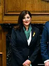 Sanja Musić Milanović, supruga hrvatskog predsjednika Zorana Milanovića, s brošem u obliku vučedolske golubice, tijekom posjeta američkom sveučilištu Columbia.