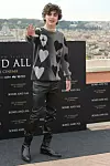 Timothée Chalamet s dvorednom bisernom ogrlicom i upečatljivim džemperom