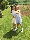 Hana s prijateljicom iz djetinjstva
