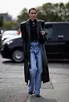 Dugi kožni kaput uz casual look s traperom