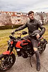 Alen obožava vožnju motorom