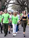 Olivia Newton-John sa suprugom Johnom Easterlingom, kćeri Chloe Lattanzi i nećakinjom Tottie Goldsmith na sedmoj šetnji ‘Wellnes Walk & Research Run‘