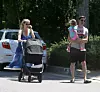 Topher Grace i njegova supruga Ashley Hinshaw s djecom.