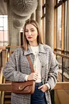 COCCINELLE C‑ME je svestrana torba s jasno definiranim linijama, idealna za svaki dan
