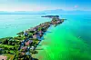 Pogled s obale na dugački poluotok na čijem je kraju izgrađen Sirmione.