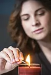Zapaljena svijeća tijekom meditacije poboljšava fokus, mir i pospješuje opuštanje.