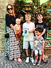 Ana Međimorec s djecom: malom Tenom, Matejem koji pokazuje maminu eknjigu ‘TheMIUbook’, Markom i Ivanom.