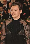 Harry je nosio i bluzu od crne čipke.