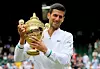 Novak Đoković ponosno drži svoj trofej.