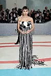 Olivia Rodrigo u Thom Browne haljini