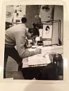 Arsen Roje snimljen 1969. godine za svojim radnim stolom dok radi na jednom od svojih radova.