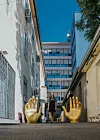 UObrtničkom prolazu vas simbolično dočekuju zlatne ruke (The All).