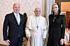 Charlene i Albert se često susreću s papom, a ona je boje svojih oprava mijenjala, 2022. nosila je crnu