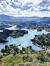 S 220 metara visoke stijene El Penol, do čijeg vrha vodi više od 700 stepenica, pruža se veličanstven pogled na golemo tirkizno akumulacijsko jezero