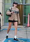 Hailey Bieber za shopping je odlučila odjenuti Khaite kardigan