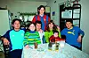 U Rosariju s bratom Rodrigom, sestrom Marijom Sol, ocem Jorgeom, majkom Celijom, malim nećakom Tomasom i bratom Matiasom, 2003.