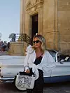 Isabella je haljinu iskombinirala s bijelom običnom košuljom i Hermès torbom
